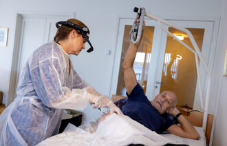 Rikke Rolstad steller såret til Arild Gjerstad