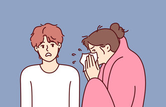 Illustrasjonen viser en jente som nyser og en gutt som viker unna.