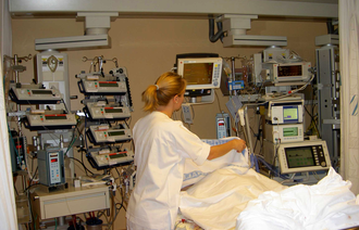 Bildet viser en sykepleier på en intensivavdeling