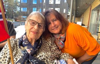 Bildet vise Monica Skjaanes Bjerkseth sammen med sin mor med det norske flagget.