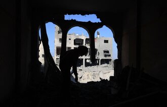 Bildet av et barn som inspiserer skadene etter angrep. Bildet er tatt 17. november 2023.