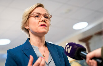 Bildet viser helse- og omsorgsminister Ingvild Kjerkol fra Arbeiderpartiet, som blir intervjuet av TV 2