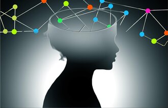 Illustrasjonen viser et hode i profil, der toppen av hodet mangler. Over og rundt issen svirrer prikker i ulike farger forbundet av en strek. De gir assosiasjon til synapser.