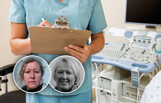 Bildet viser en sykepleier som studerer et skjema ved siden av en sengeliggende pasient.