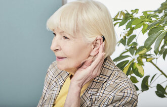 Kvinne med svekke hørsel