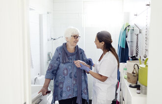 Bildet viser en sykepleier som er på hjemmebesøk