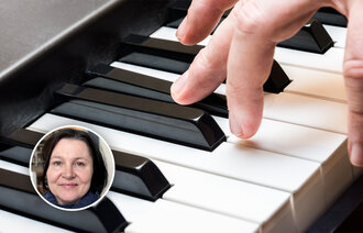 Bildet viser fingre på tangentene på et piano.