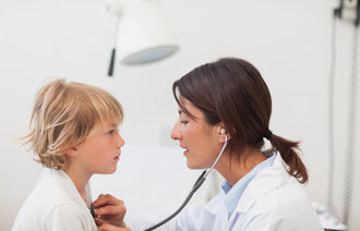 Barn som er hos legen