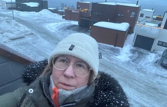 Bildet viser Camilla Børresen som med Kvaløya i bakgrunnen