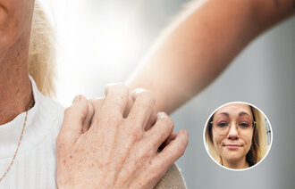 Bildet viser en sykepleier som holder hånden på skulderen til en pasient