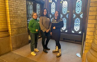 Bildet viser fra venstre: Mari-Ann Benonisen, Åshild Østlyngen og Linda Therese Norrie på Stortinget