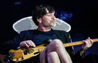 Bildet viser en musiker som røyker