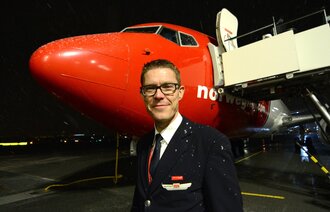 Bildet viser Jo Inge Norum som står foran et fly