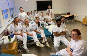 Bildet viser en gruppe sykepleierstudenter