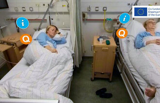 Bildet viser et interaktivt pasientrom, der brukeren kan klikke på elementer og bevege seg rundt blant fire pasienter.