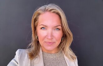 Bildet viser et portrettbilde av innleggsforfatteren, Anette Falkum