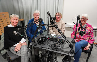 Bildet viser sykepleierne bak ny podcastserie