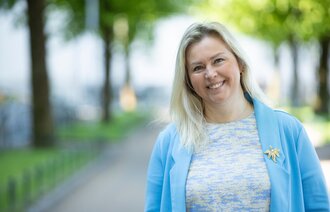 Bildet viser artikkelforfatter Ina Giske. Hun ser inn i kameraet og smiler.