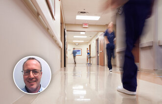 Bilder viser korridoren på et sykehus hvor mennesker løper forbi.