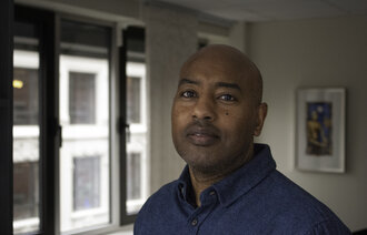 Bildet viser et portrett av innleggsforfatteren Jonas Debesay