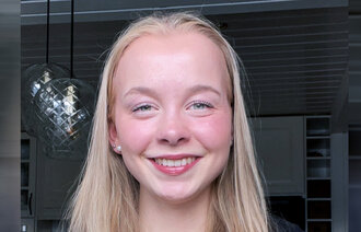 Bildet viser et portrett av Nora Eknes. 