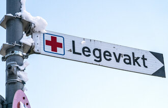 Bildet er et illustrasjonsfoto av et skilt som det står legevakt på