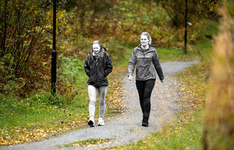 Behandler og bruker ute i naturen