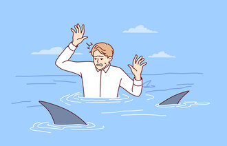 Illustrasjonen viser en mann i vann omgitt av haifinner.