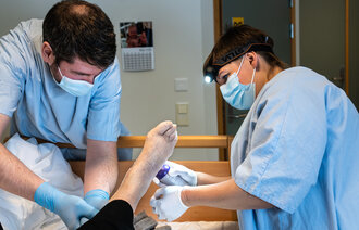 Bildet viser Dan Wegar Simonsen og Malgorzata Wroblewska som steller sår