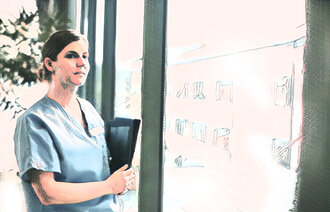 Bildet viser en ettertenksom sykepleier.