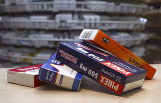 Bildet viser legemidler på en benk