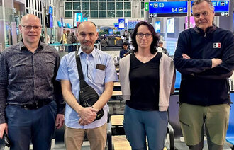 Bildet viser operasjonssykepleier Alice Skår og legene Odd Arild Ågedal, Fadi Kabbouli og Geir Stray Andreassen.