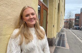 Marica Fjeldskår Johnsen utenfor Elvebakken skole