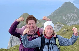 Bildet viser Berit Liland sammen med søsteren Tonje Liland på fjelltur