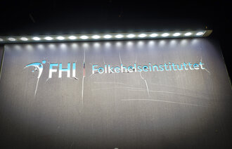 Bildet viser et skilt som det står Folkehelseinstituttet på.