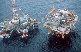 Boligplattformen "Alexander L. Kielland" (t.v) før ulykken. Plattformen " Albuskjell 2/4 " sees til v. Bildet tatt før 1980, da ulykken inntraff. 