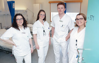 Bildet viser  Fra venstre: Cilie Jonassen (assisterende seksjonsleder), Lill-Heidi Pedersen (sykepleier og tillitsvalgt), Ola Østlie (sykepleier) og Ing-Hege Nilsen (seksjonsleder). 