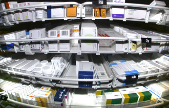 Bildet viser et stativ fylt med legemidler