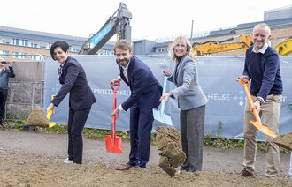 Bildet viser Helse- og omsorgsminister Jan Christian Vestre (Ap) tar første spadetak på Nye Rikshospitalet i Oslo 