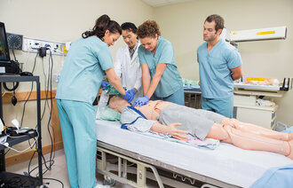 Bildet viser en gruppe sykepleierstudenter som simulerer