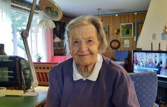 Bildet viser innleggsforfatteren som sitter hjemme i sin egen stue.