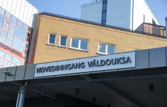 Bilde hovedinngangen på UNN
