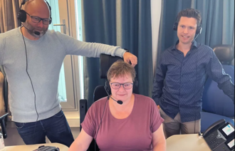 Bildet viser leger og operatør ved AMK-sentralen.