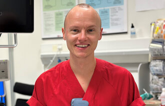 Bildet viser innleggsforfatter Kent Are Hansen på jobb som sykepleier