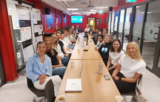 Bildet viser det nye kullet studenter.