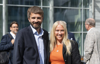 Bildet viser helseminister Jan Christian Vestre og NSFs forbundsleder, Lill Sverresdatter Larsen