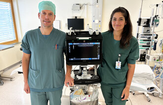 Bildet viser anestesisykepleierne Ayda Dadfar og Daniel Austli Rønsåsbjørg foran et røntgenapparat