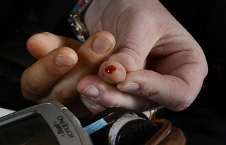 Bildet viser en finger som det er stukket i for å måle blodsukker