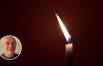 Bildet viser en flamme på et stearinlys som blafrer. I tillegg er et bilde av innleggsforfatteren innrammet i bildet