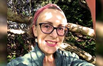 Bildet viser en selfie Elisabeth Romark.